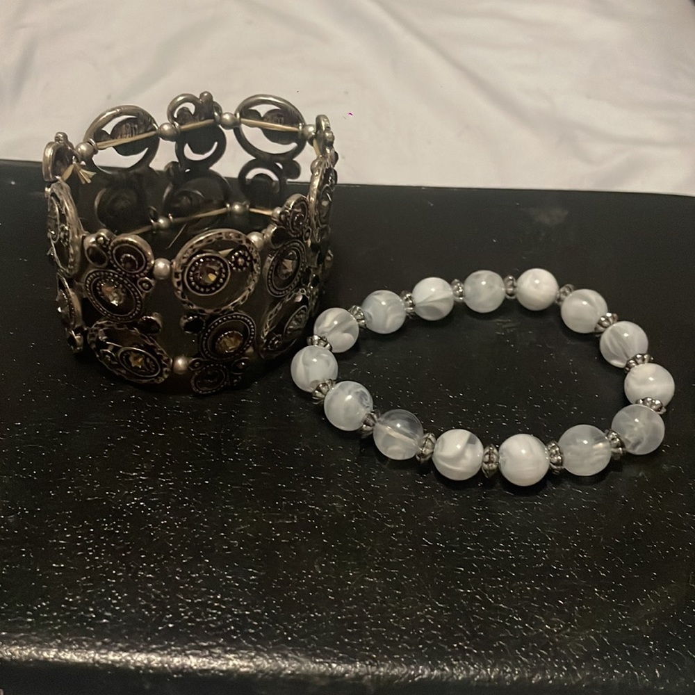 2 Bracelets
